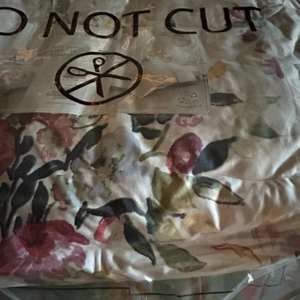 NWT Elegant Full / Queen Floral Comforter Set - White and Pink